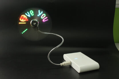 Ventilador USB mini con luz LED RGB y mensajes personalizables. Diseño ajustable y multilenguaje, ideal como regalo creativo y dispositivo funcional para refrescar y personalizar tu espacio.